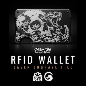 Könnte beinhalten: Eine schwarze RFID-Geldbörse aus Metall mit einer weißen Lasergravur eines Totenkopfes und einer zusammengerollten Klapperschlange. Der Text PEACH STATE CUSTOM, RFID WALLET, LASER ENGRAVE FILE, SVG und ein Drachensymbol sind weiß abgebildet.