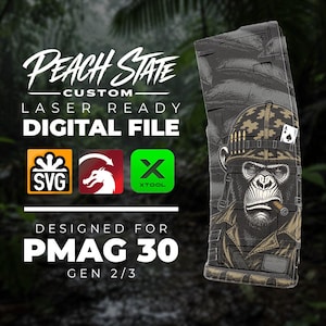 Könnte beinhalten: Eine digitale Datei für Lasergravuren mit einer Grafik eines Gorillas, der einen Militärhelm mit einer Pik-Ass-Karte und einer Zigarre trägt. Der Text lautet PEACH STATE CUSTOM LASER READY DIGITAL FILE DESIGNED FOR PMAG 30 GEN 2/3 mit SVG-Symbolen.
