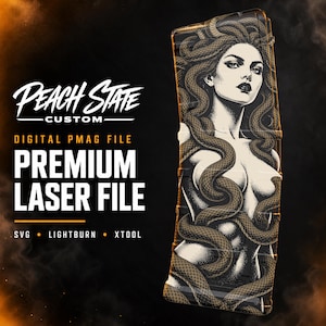 Pode incluir: Um arquivo digital para gravação a laser com um gráfico de uma mulher com cobras no cabelo, rotulado PEACH STATE CUSTOM, DIGITAL PMAG FILE, PREMIUM LASER FILE, SVG, LIGHTBURN, XTOOL. O design é renderizado em tons de preto e creme.