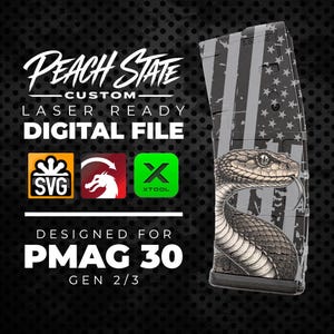 Puede incluir: Un archivo digital para grabado láser con un gráfico de serpiente y un patrón de bandera estadounidense desgastada. El texto dice PEACH STATE CUSTOM LASER READY DIGITAL FILE DESIGNED FOR PMAG 30 GEN 2/3. Incluye iconos SVG, dragón y XTool.