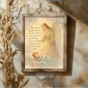 Könnte beinhalten: Ein gerahmter Druck, der einen Engel zeigt, der über einem schlafenden Kind wacht. Der Engel trägt ein fließendes Gewand mit Flügeln, und das Kind liegt im Bett. Der Druck enthält den Text "Angel of God, my guardian dear..." in dekorativer Schrift.