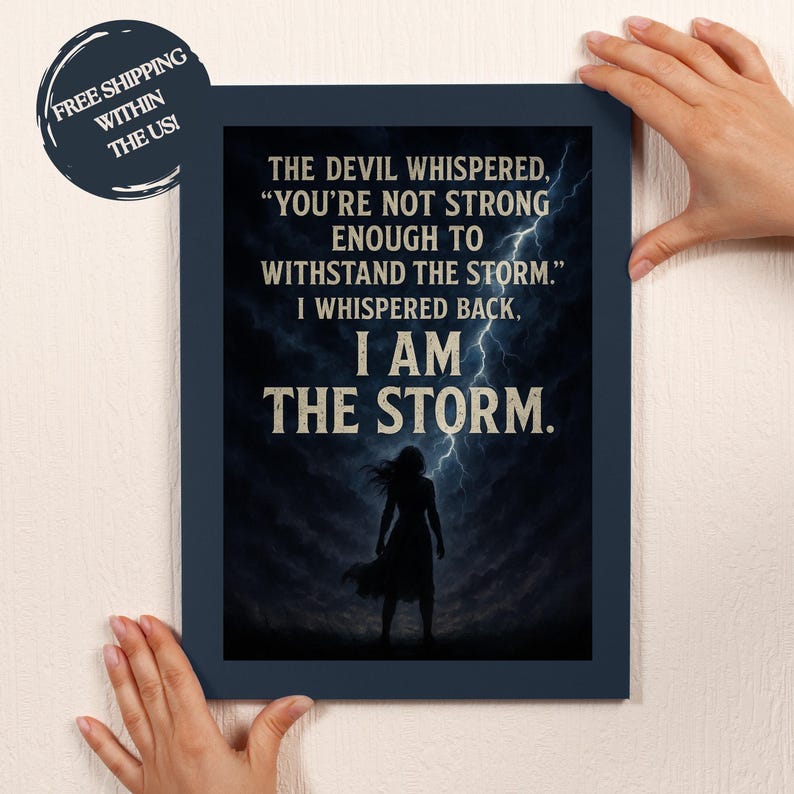 Décoration murale sur toile Je suis la tempête pour elle | Impression puissante citation féminine | Livraison ou option numérique | Décor orageux | Cadeau de motivation pour elle image 7