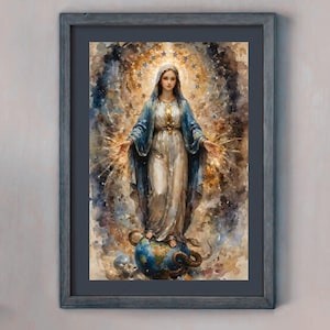 Puede incluir: Pintura a la acuarela enmarcada. La obra representa a una mujer con un vestido blanco y azul, de pie sobre un globo terráqueo. Un halo de estrellas rodea su cabeza, con luz irradiando hacia afuera. El estilo recuerda al arte religioso.