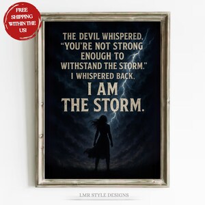 Décoration murale sur toile Je suis la tempête pour elle | Impression puissante citation féminine | Livraison ou option numérique | Décor orageux | Cadeau de motivation pour elle image 3