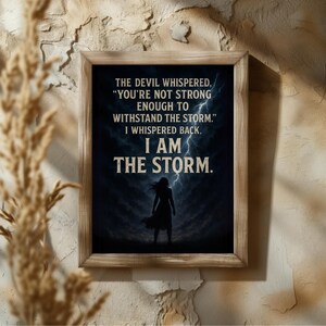 Décoration murale sur toile Je suis la tempête pour elle | Impression puissante citation féminine | Livraison ou option numérique | Décor orageux | Cadeau de motivation pour elle image 4