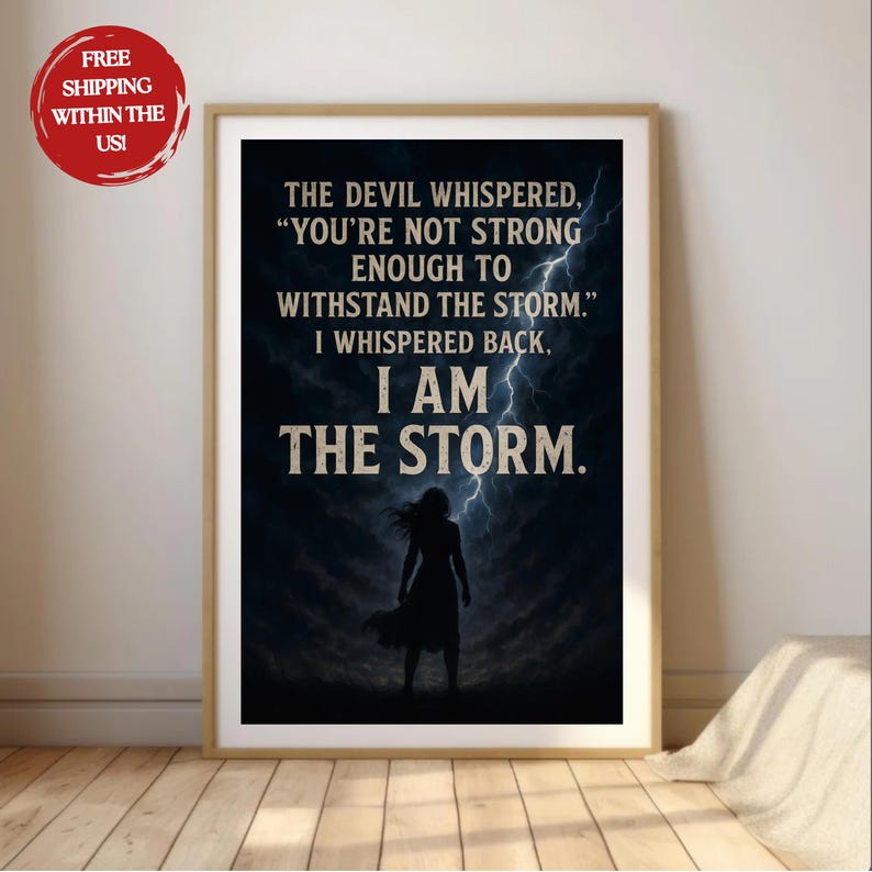 Décoration murale sur toile Je suis la tempête pour elle | Impression puissante citation féminine | Livraison ou option numérique | Décor orageux | Cadeau de motivation pour elle image 1