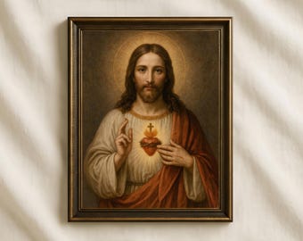 Może przedstawiać: Oprawiony wydruk religijny przedstawiający postać z długimi brązowymi włosami i brodą, ubraną w białą tunikę i czerwoną szatę. Postać ma na piersi płonące serce z krzyżem i jest umieszczona w ciemnobrązowej drewnianej ramie ze złotym wykończeniem.