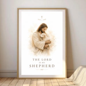 Könnte beinhalten: Gerahmter Sepia-Kunstdruck mit einer religiösen Figur, die ein Lamm hält. Der Text "THE LORD IS MY SHEPHERD" ist unter dem Bild zu sehen. Ein Kreuz und Blätter befinden sich oben. Das Kunstwerk ist in einem Holzrahmen.