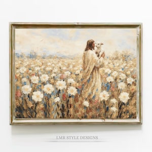 Op de afbeelding: Een olieverfschilderij toont een figuur in een crèmekleurige jurk die een kleine witte hond vasthoudt in een veld met witte bloemen. Het kunstwerk is ingelijst in een verweerde, lichtbruine houten lijst. Het schilderij heeft een zacht, warm kleurenpalet.