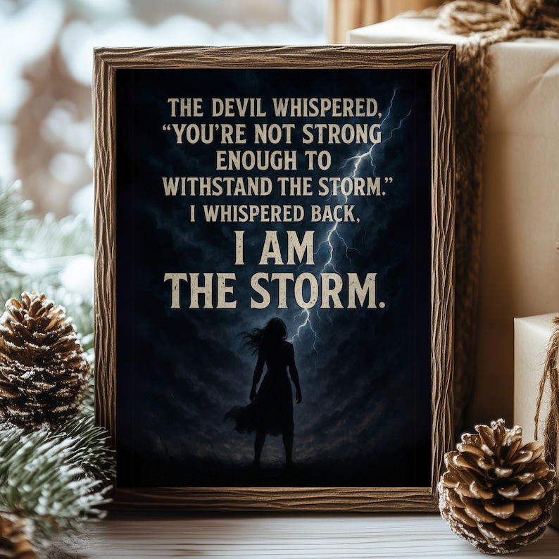 Décoration murale sur toile Je suis la tempête pour elle | Impression puissante citation féminine | Livraison ou option numérique | Décor orageux | Cadeau de motivation pour elle image 2