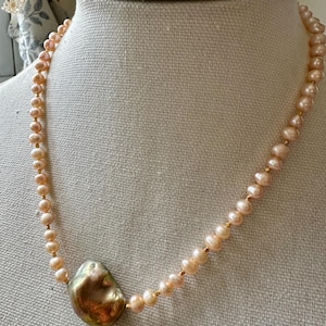 Collier de perles d&#39;eau douce roses et Jumbo baroques