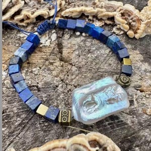 Pulseira de pérolas barrocas com lápis-lazúli