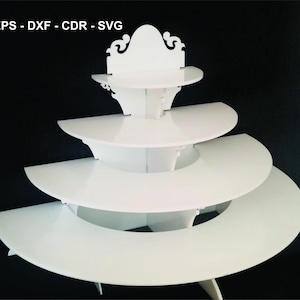 Op de afbeelding: Een witte, gelaagde displaystandaard met een decoratieve bovenkant. De standaard heeft vier halfronde planken van afnemende grootte, ondersteund door een centrale structuur en schuine poten. De tekst "EPS - DXF - CDR - SVG" staat linksboven.