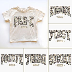 Könnte beinhalten: Ein cremefarbenes Kurzarm-T-Shirt mit dem Text "PRE-K GRADE" in einem Camouflage-Muster. Zusätzliche Bilder zeigen ähnliche Designs für "Kindergarten", "First", "Second", "Third" und "Fourth" grade.