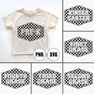 Könnte beinhalten: Ein cremefarbenes T-Shirt mit einem schwarz-weißen Schachbrettmuster in Sechseckform, das den Text "PRE-K" zeigt. Zusätzliche Grafiken zeigen "Kindergarten", "First Grade", "Fourth Grade", "Third Grade" und "Second Grade".