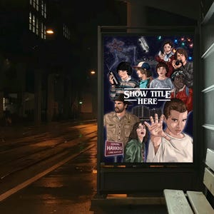 Può includere: Un poster per uno spettacolo con un gruppo di personaggi, il titolo è "SHOW TITLE HERE". Il poster è in una pensilina dell'autobus. Lo sfondo è una scena di strada buia e bagnata con una panchina.