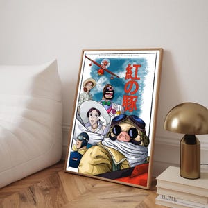 Può includere: Un poster incorniciato con un'illustrazione colorata e testo giapponese. L'opera raffigura un maiale con occhiali da aviatore, un aereo rosso e altri personaggi. Il poster è esposto su un pavimento in legno.