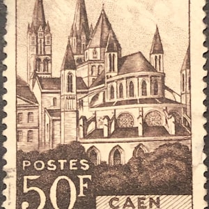 Può includere: Un francobollo francese marrone e bianco con un'illustrazione dell'Abbaye aux Hommes a Caen, Francia. Il francobollo presenta il testo "REPUBLIQUE FRANCAISE", "POSTES 50F", "CAEN", "L'ABSIDE DE S'ETIENNE", "ABBAYE AUX HOMMES" e "BARLAMQUE".