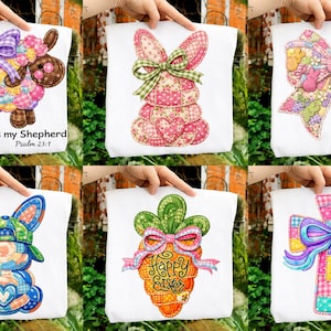 Puede incluir: Bolsas de mano blancas con diseños coloridos con temática de Pascua. Los diseños incluyen una oveja con un lazo, un conejito, un lazo con huevos de Pascua, un conejito con sombrero, una zanahoria con un lazo y una cruz con un lazo.