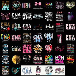 Puede incluir: Una taza de cerámica blanca con asa negra y el texto "But First, Coffee" en negrita negra. La taza está sobre un fondo borroso. La taza mide aproximadamente 10 cm de altura.