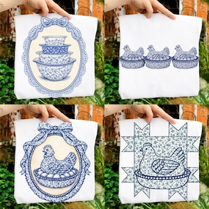 Puede incluir: Bolsas de mano blancas con diseños florales azules. Una bolsa presenta cuencos anidados, otra tiene tres gallinas en cestas y otras dos muestran una gallina en un nido dentro de marcos decorativos. Los diseños están en una combinación de colores azul y blanco clásica.
