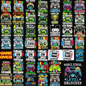 Puede incluir: Una colección de diseños gráficos digitales con mandos de videojuegos, varios niveles escolares desde preescolar hasta bachillerato, y textos como Level Unlocked, Game On e I'm Ready to Crush, dispuestos en una cuadrícula sobre fondo negro.