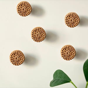 Może przedstawiać: Pięć okrągłych, plecionych, naturalnych, wiklinowych gałek na białym tle.