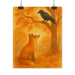Könnte beinhalten: Ein Aquarellgemälde, das einen leuchtend orangefarbenen Fuchs zeigt, der auf dem Boden sitzt und zu einer schwarzen Krähe auf einem Ast hinaufblickt. Die Szene ist vor einem warmen, goldgelben herbstlichen Waldhintergrund mit Eichenblättern dargestellt.