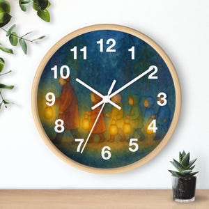 Könnte beinhalten: Eine runde Wanduhr mit hellem Holzrahmen. Das Zifferblatt zeigt ein Aquarellgemälde einer Gruppe von Menschen, die mit Laternen durch einen Wald gehen. Weiße Zahlen markieren die Stunden vor dunklem Hintergrund.