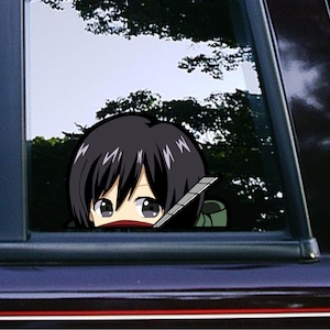 Mikasa avec épée Peeker furtivement autocollants de voiture art mural décoration autocollants pour pare-chocs dessin animé étanche résistant aux intempéries classique Anime Manga personnages