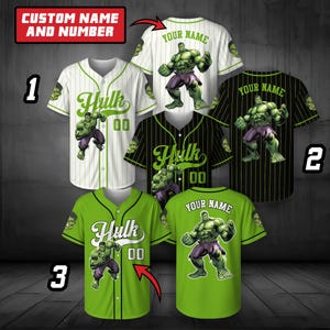Puede incluir: Una colección de camisetas de béisbol personalizadas con el personaje Hulk. Los diseños incluyen blanco con rayas verdes, negro sólido con rayas verdes y verde lima sólido. Cada camiseta muestra la palabra Hulk, el número 00 y opciones de nombre.