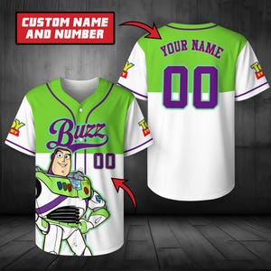 Puede incluir: Una camiseta de béisbol blanca, verde lima y morada con un gráfico del personaje Buzz Lightyear en el frente con el texto Buzz y 00. La parte posterior muestra el texto Your Name y el número 00 en morado con un panel superior verde lima.
