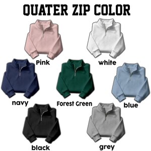 Puede incluir: Imagen que muestra sudaderas con cremallera de un cuarto en varios colores: rosa, blanco, azul marino, verde bosque, azul, negro y gris. El texto "QUATER ZIP COLOR" est&aacute; en la parte superior, con cada sudadera etiquetada con su color.