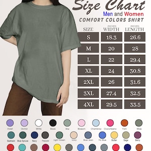 Puede incluir: Una camiseta Comfort Colors verde salvia con una tabla de tallas. La tabla enumera las tallas S a 4XL, con las medidas de ancho y largo en pulgadas. Las opciones de color incluyen violeta, orqu&iacute;dea, blanco, negro y m&aacute;s.