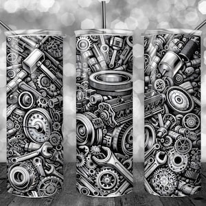Puede incluir: Tres vasos de acero inoxidable en blanco y negro con un diseño de varias piezas de automóvil, incluyendo engranajes, llaves y un motor.