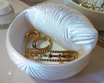 3D Printed Clamshell Jewelry Holder – Beach Coastal Decor, Silk White