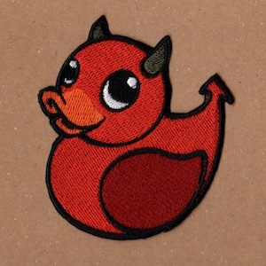 Peut inclure: Patch brodé rouge représentant un canard diabolique de dessin animé avec des cornes et une queue.