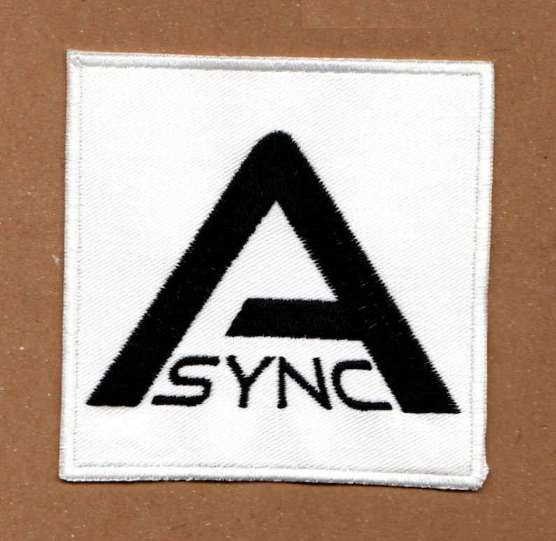 Peut inclure: Un &eacute;cusson carr&eacute; brod&eacute; blanc pr&eacute;sentant une lettre A majuscule noire en gras avec le mot SYNC &eacute;crit en lettres majuscules noires sous la barre transversale du A. L'&eacute;cusson poss&egrave;de une bordure cousue blanche et une surface en tissu textur&eacute;.