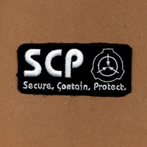 Parche con el eslogan de SCP
