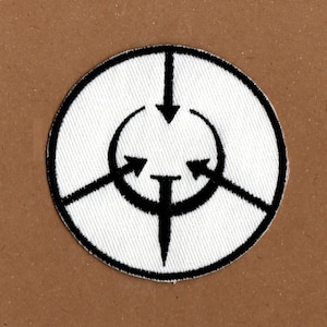 以下が含まれることがあります： 白い刺繍パッチに、内側に3本の矢印が向かい合って円形になっている黒いシンボルが描かれています。このシンボルは、SCP財団として知られる架空の組織に関連付けられることが多いです。