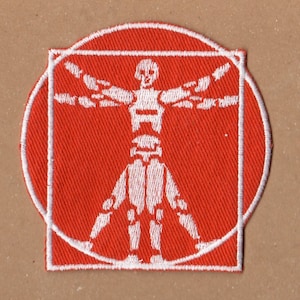 Puede incluir: Un parche bordado rojo con un contorno blanco de una figura humana en un círculo. La figura está en la pose del Hombre de Vitruvio con los brazos y las piernas extendidos.