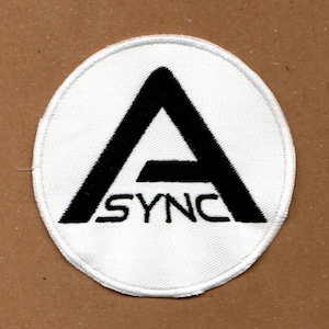 Peut inclure: Un &eacute;cusson brod&eacute; circulaire avec un fond blanc et une bordure noire. Le motif pr&eacute;sente une grande lettre A noire avec le mot SYNC positionn&eacute; horizontalement sur la partie inf&eacute;rieure de la lettre, le tout r&eacute;alis&eacute; en fil noir.