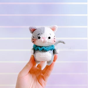 Mini Glückskatze Schlüsselanhänger Häkelanleitung - süßes Amigurumi Kitty PDF, kleiner Katzen Taschenanhänger, einfache Geschenkidee für Katzenliebhaber