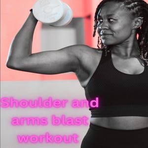 Op de afbeelding: Een vrouw in een zwarte sportbeha en leggings tilt een witte dumbbell op met haar rechterarm. De achtergrond is fel roze. De tekst "Shoulder and arms blast workout" is geschreven in roze neonletters.