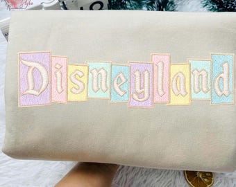 Disneyland geborduurd shirt 2026, pastel Disney borduursweatshirt, schattige Disneyland crewneck, Disney Trip-T-shirt, geborduurd cadeau