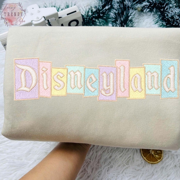 Camiseta bordada Disneyland 2026, Moletom bordado Disney em tons pastel, Camiseta fofa com gola redonda Disneyland, Camiseta para viagem à Disney, Presente bordado