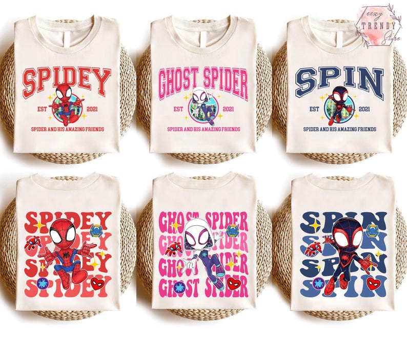Puede incluir: Seis camisetas color crema con diferentes dise&ntilde;os tem&aacute;ticos de Spider-Man. Cada camiseta presenta un gr&aacute;fico &uacute;nico con las palabras "Spidey", "Ghost Spider" o "Spin", y el texto "Spider and his amazing friends". Los dise&ntilde;os incluyen ilustraciones de personajes de Spider-Man.