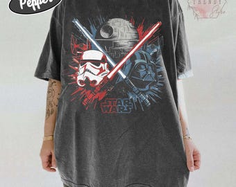 Vintage Star Wars Lichtschwert Shirt, Darth Vader vs Stormtrooper T-Shirt, Retro Star Wars Grafik Shirt, Sci-Fi Film Fan Geschenk