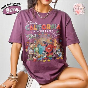 ディズニーランド・カリフォルニア・アドベンチャーのパーソナライズTシャツ、ディズニーランド・バケーションTシャツ、ディズニーランド・ファミリー・トリップ2026シャツ、ヴィンテージ・ミッキーマウスTシャツ Berry/Heliconia