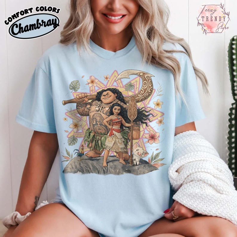 Pu&ograve; includere: Una tazza di ceramica bianca con manico nero e la scritta "But First, Coffee" in grassetto nero. La tazza &egrave; posta su uno sfondo sfocato, che suggerisce un'atmosfera accogliente.